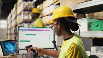 mujer usos software para orden Procesando automatización, avanzado neural redes nube informática sistema asegura paquete o empaquetar rastreo con un computadora en almacén con bastidores cámara una. video