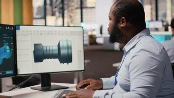 ingegnere nel ufficio Lavorando su vento turbina mascalzone design per sviluppare tecnologia miglioramento ambientale prestazione. rd esperto In arrivo su con innovativo materiale per vento energia Generatore, telecamera B video