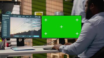 ingenjör Arbetar på kraft linje torn cad design på isolerat skärm pc i kontor. rd avdelning expert- användningar programvara på attrapp dator till optimera överföring torn system, kamera b video
