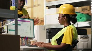 magasin svart arbetstagare granskning digital sändning status, använder sig av awb tal på spårning programvara. kvinna hantering data drivs beställa spårning och leverans uppdateringar i lager. kamera b. video