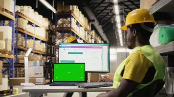 e-handel arbetstagare registrerar luftväg räkningar i de systemet med kopia Plats, använder sig av frakt etiketter data för paket spårning service. använder sig av grön skärm i lager med lagring ställ. kamera a. video
