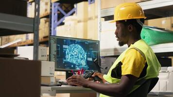 africano americano empleado exploración códigos de barras para rastreo software, utilizando escáner a Registrarse envío detalles con ayuda desde artificial inteligencia neural redes sistemas cámara b. video