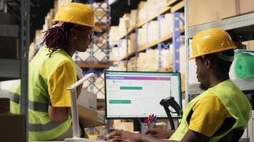 Warenhaus Operationen Mannschaft Verwaltung eingehend Sendung von Fan-Shop, Überwachung Verfolgung Software auf pc zum Ladung Bewegung Einzelheiten. Angestellte mit Hallo vis Westen im Verteilung Hub. Kamera b. video