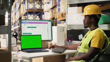 e-handel arbetstagare registrerar luftväg räkningar i de systemet med kopia Plats, använder sig av frakt etiketter data för paket spårning service. använder sig av grön skärm i lager med lagring ställ. kamera b. video