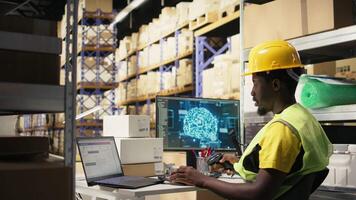 Afrikaanse Amerikaans werknemer scannen barcodes voor bijhouden software, gebruik makend van scanner naar registreren Verzending details met helpen van kunstmatig intelligentie- neurale netwerken systemen. camera a. video