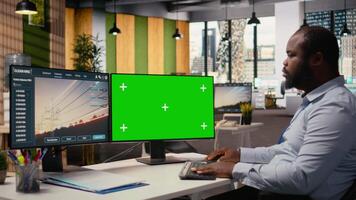 ingeniero usos digital modelado herramienta en aislado pantalla computadora a desarrollar inteligente eléctrico red. rd Departamento experto usos canalla software en Bosquejo ordenador personal a potenciar alto voltaje transmisión torre, cámara un video