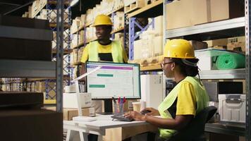 magasin svart arbetstagare granskning digital sändning status, använder sig av awb tal på spårning programvara. kvinna hantering data drivs beställa spårning och leverans uppdateringar i lager. kamera a. video