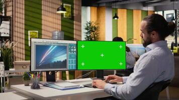 tekniker ser på kraft rader analys programvara gränssnitt på grön skärm pc som visar metrik. rd avdelning arbetstagare använder sig av attrapp dator till analysera elektrisk torn sensor data, kamera en video