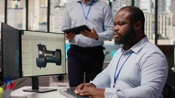chef övervaka ingenjör använder sig av cad app till optimera vind turbin design, minska kol fotavtryck. rd kontor team ledare och arbetstagare testning Avancerad material för eco vänlig väderkvarn delar, kamera b video