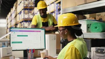 africano americano femmina verifica il spedizione dettagli su awb etichette, utilizzando pacchetto puntamento Software sistema con preciso ordine stato. monitoraggio importare esportare operazioni nel deposito. telecamera un. video