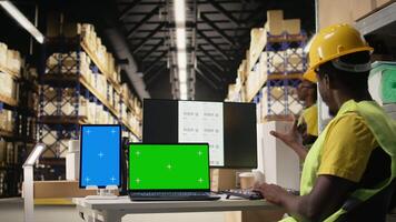 enorme distribución centrar trabajador verificando paquete o empaquetar detalles con aislado mostrar, manejo orden Procesando en comercio electrónico cumplimiento centro. grande negocio Al por menor industrial operaciones. cámara una. video