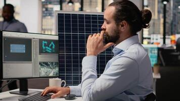 rd avdelning forskare använder sig av maskin inlärning tech till studie sol- grön energi system. ingenjör använder sig av neuralt nät i kontor till förbättra solceller hopsättning rader kol fotavtryck, kamera b video