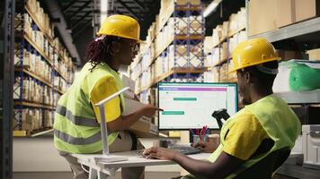 Warenhaus Operationen Mannschaft Verwaltung eingehend Sendung von Fan-Shop, Überwachung Verfolgung Software auf pc zum Ladung Bewegung Einzelheiten. Angestellte mit Hallo vis Westen im Verteilung Hub. Kamera a. video