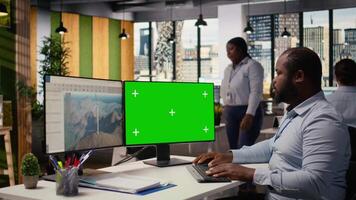 técnico trabajos en viento turbina canalla diseño utilizando verde pantalla ordenador personal, haciendo renovable energía investigación. rd especialista lo hace digital modelado de viento energía generador equipo en Bosquejo computadora, cámara un video