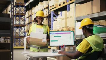 ung man använder sig av scanner på streckkoder och applicering taggar i distribution nav. organiserad hyllor, paket etiketter och rutt planera Stöd effektiv sändning och beställa uppfyllelse. kamera a. video