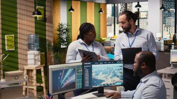 teknik team brainstorming trogen vind turbin begrepp designad för rena energi produktion. lagarbete kollegor i kontor forskning skärande kant vawt innovation, kamera en video