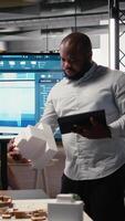 Vertikale afrikanisch amerikanisch Eigentum Entwickler Fokussierung auf Land Erwerb und Konstruktion Planung, Überprüfung Projekt Layout Das ausrichten mit Clever Stadt und Infrastruktur Wachstum. Innovation Hub. Kamera a. video