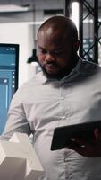vertikal afrikansk amerikan fast egendom utvecklare fokusera på landa förvärv och konstruktion planera, granskning projekt layout den där justera med smart stad och infrastruktur tillväxt. innovation nav. kamera b. video