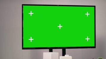 leeren Schreibtisch Layout im architektonisch echt Nachlass Büro mit Chroma Taste, Gebäude Projekt Vorbereitung mit Eigentum Suche Unterlagen und Blaupausen. Zoneneinteilung Vorschriften zum Genehmigung. Kamera a. video