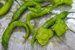 mezcla de verde pimientos shishito pimienta Pimiento annuum mar japonés, o japonés dulce pimienta, no picante y muy sabroso y cambuci pimienta Pimiento baccatum, verde en forma de campana pimienta 7yh5 foto