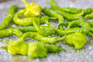 mezcla de verde pimientos shishito pimienta Pimiento annuum mar japonés, o japonés dulce pimienta, no picante y muy sabroso y cambuci pimienta Pimiento baccatum, verde en forma de campana pimienta ui8 foto