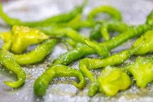 mezcla de verde pimientos shishito pimienta Pimiento annuum mar japonés, o japonés dulce pimienta, no picante y muy sabroso y cambuci pimienta Pimiento baccatum, verde en forma de campana pimienta 6565 foto