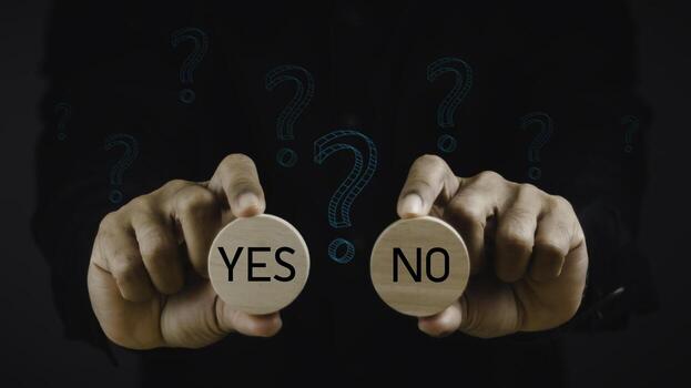 pensar con si o No elección, negocio opciones para difícil situaciones, si o No y pregunta marca, hombre participación de madera con si o No palabra en él, haciendo decisión. foto