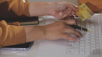 uma pessoa usando uma computador portátil com uma crédito cartão video