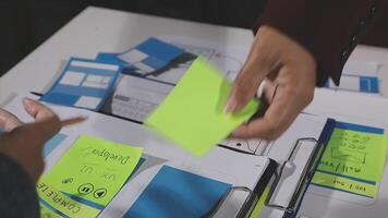 uma pessoa segurando uma peça do papel com pegajoso notas video