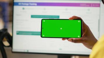 stock rum anställd utseende på telefon med kopia Plats och följer skiften på pc programvara, hantering importera exportera operationer för e-handel stor företag. beställa uppfyllelse i depå. kamera b. video