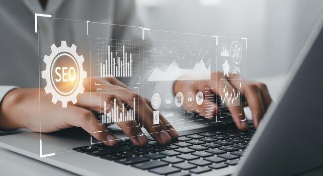 seo especialista analizando datos en ordenador portátil para sitio web mejoramiento y buscar motor clasificación mejora foto