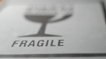 hantering ömtålig objekt med vård under frakt bearbeta video