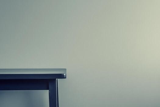 vacío de madera mesa junto a un llanura pared en un bien iluminado habitación durante luz foto