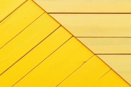 brillante amarillo de madera tablones arreglado en un diagonal modelo en un soleado día foto