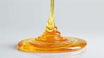 ljust belyst gyllene gel kaskader till en slät yta, formning unik former och stänk. de textur och reflektioner skapa ett fängslande visuell effekt den där fängslar de tittarens uppmärksamhet. video