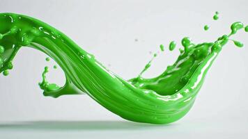 ljus grön gel dynamiskt stänk genom de luft, visa upp vätska rörelse och rik textur mot en mjuk, neutral bakgrund, betona dess glansig yta och vibrerande Färg. video