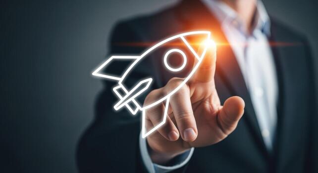 negocio innovación concepto hombre activando cohete lanzamiento símbolo en pantalla, representando puesta en marcha y crecimiento foto