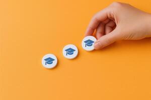mano seleccionando graduación gorra icono elegir académico éxito y educativo metas en naranja antecedentes foto