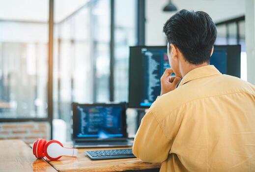 joven programador trabajando en codificación, software desarrollo y web diseño en software empresa oficina. foto