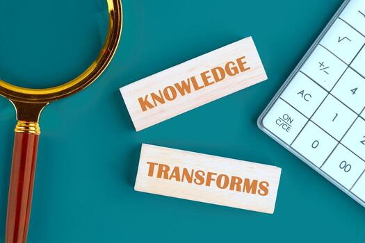 conocimiento transforma concepto palabras hecho de de madera bloques en un verde antecedentes siguiente a un calculadora, parte superior ver foto