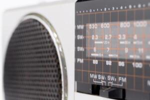 de cerca de un blanco Clásico radio con altavoz y frecuencia monitor retro tecnología. foto