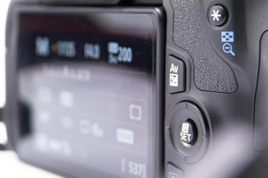 de cerca de un negro dslr cámara mostrando ajustes y botones. foto