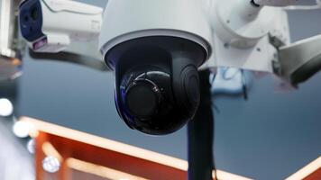 modern säkerhet kamera roterande och övervakning på en Drönare. media video