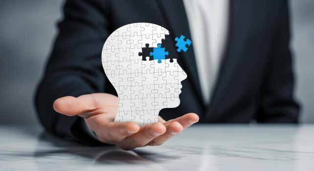 completando el rompecabezas hombre sostiene cabeza silueta con desaparecido piezas, representando memoria, y mental salud foto