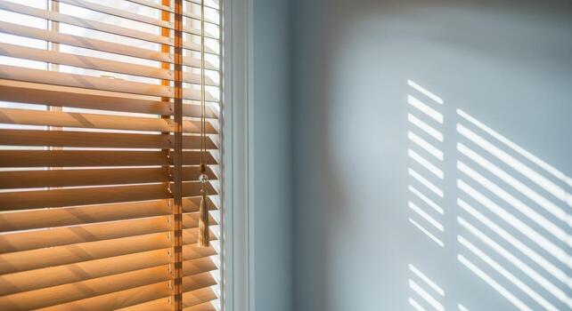 luz de sol transmisión mediante de madera ventana persianas creando patrones en un azul pared foto