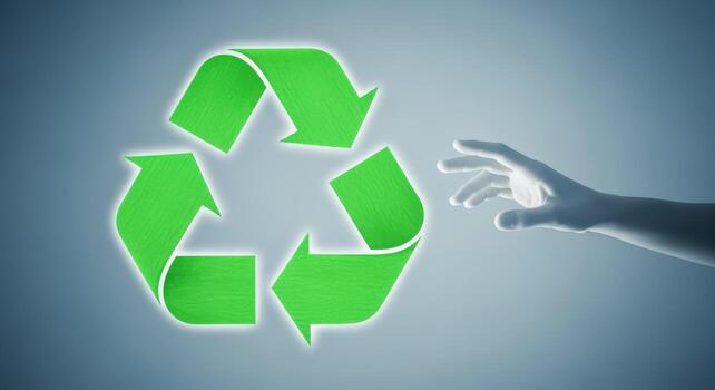 reciclaje concepto verde flecha símbolo con mano alcanzando afuera, aislado en limpiar fondo, ambiental responsabilidad foto