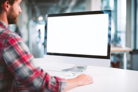 hombre trabajando a computadora con blanco blanco pantalla en moderno oficina ambiente foto