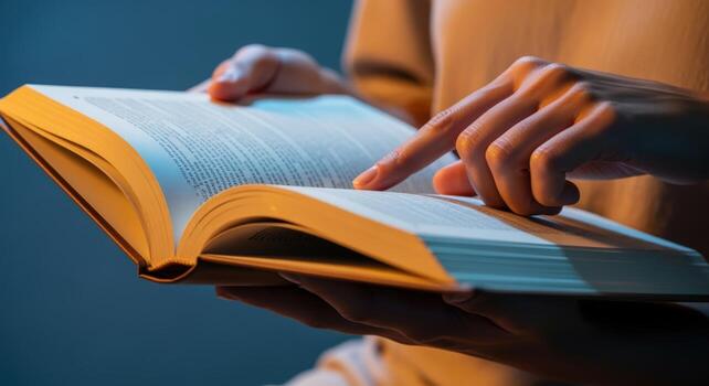 de cerca de un mujer leyendo un libro, enfocado en aprendizaje y personal desarrollo en suave ligero foto