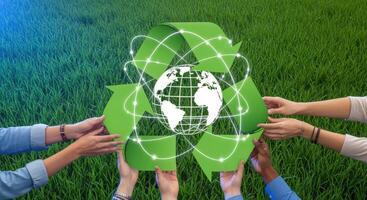 manos participación reciclaje símbolo con globo Respetuoso del medio ambiente concepto para global sustentabilidad y ambiental conciencia foto