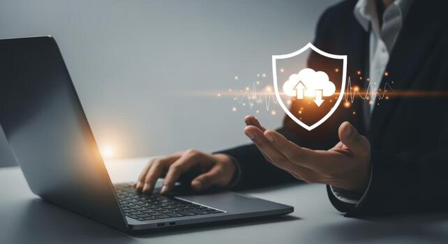 nube seguridad concepto hombre proteger datos con proteger icono mientras utilizando ordenador portátil para negocio foto